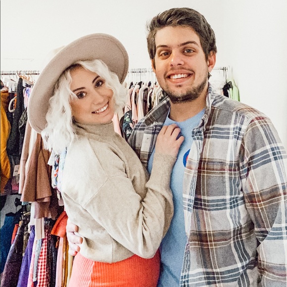 Meet your Posher, Lauren - Picture 2 of 4